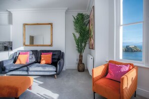 Appartamento (2 Bedrooms) | Area soggiorno | Smart TV 32 pollici con canali via cavo, TV