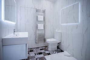 Appartamento (2 Bedrooms) | Bagno | Doccia, asciugacapelli, asciugamani