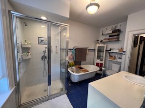 Haartrockner, Handtücher, Seife, Shampoo