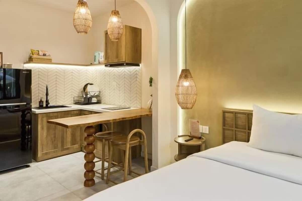 Cubrecamas, colchones Select Comfort, minibar y escritorio