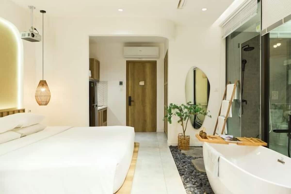 Cubrecamas, colchones Select Comfort, minibar y escritorio