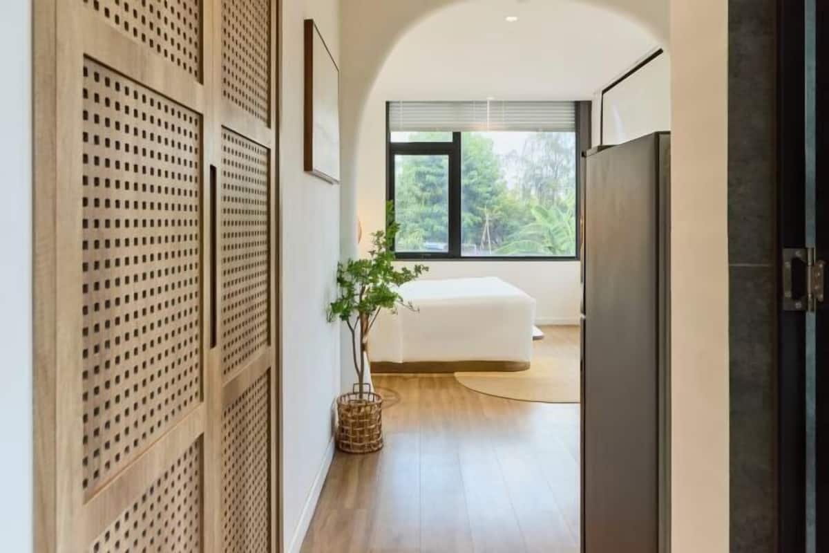 Cubrecamas, colchones Select Comfort, minibar y escritorio