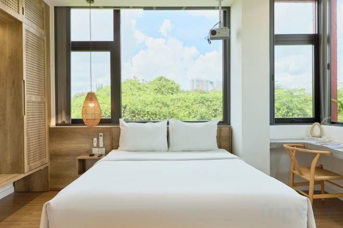 Down duvets, Select Comfort beds, minibar, desk