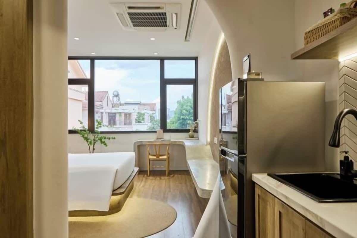 Cubrecamas, colchones Select Comfort, minibar y escritorio