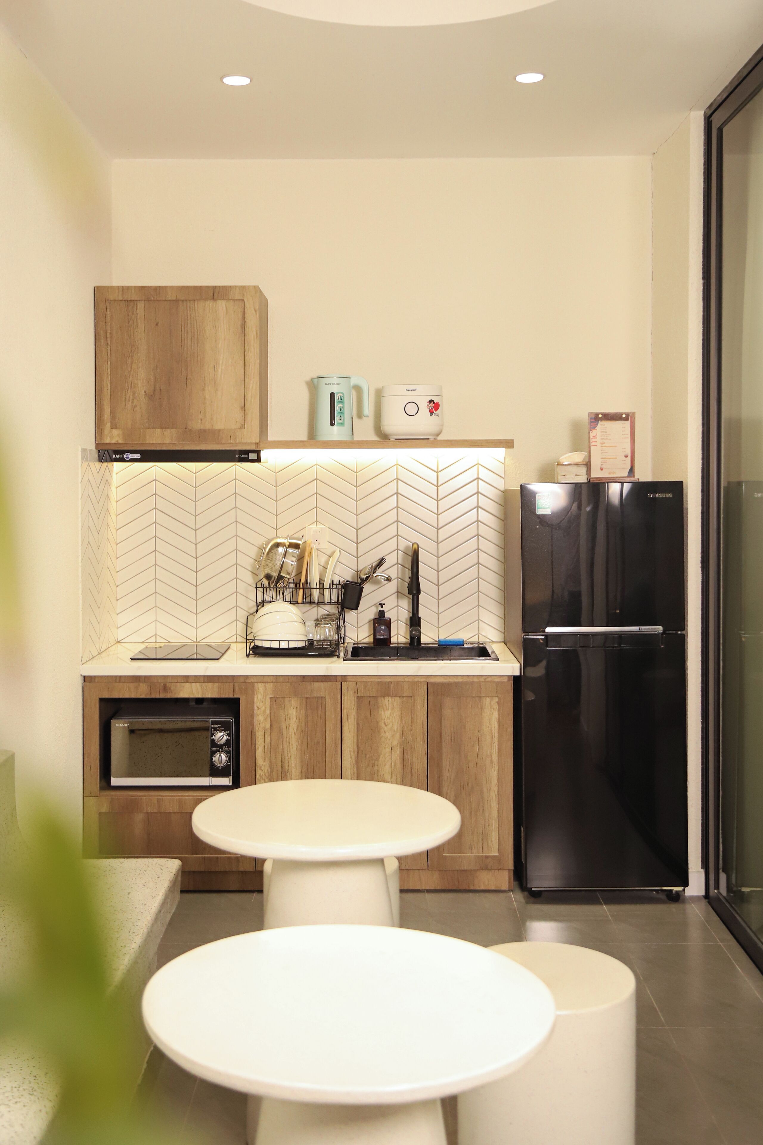 Kin Inspired 3 with Garden | ครัวส่วนตัว | ตู้เย็นเล็ก, ไมโครเวฟ, เตาประกอบอาหาร, หม้อหุงข้าว