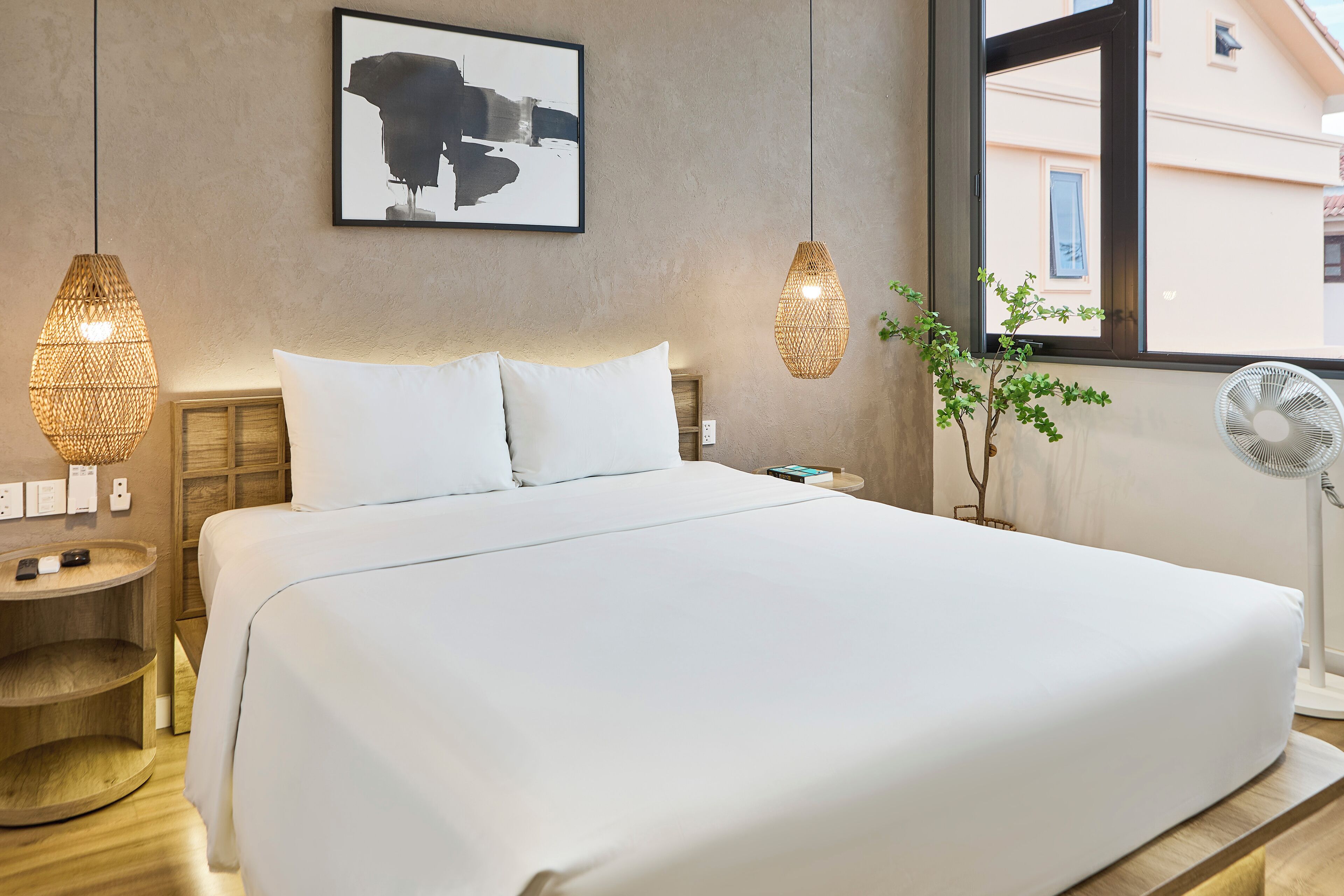 Dobbeltrom – standard | Dundyner, senger med Select Comfort-madrass, minibar og skrivebord