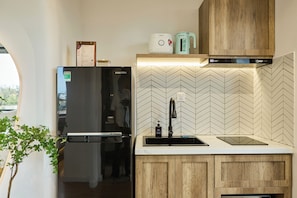 Super Deluxe with City View | Cuisinette privée | Mini-réfrigérateur, four à micro-ondes, surface de cuisson