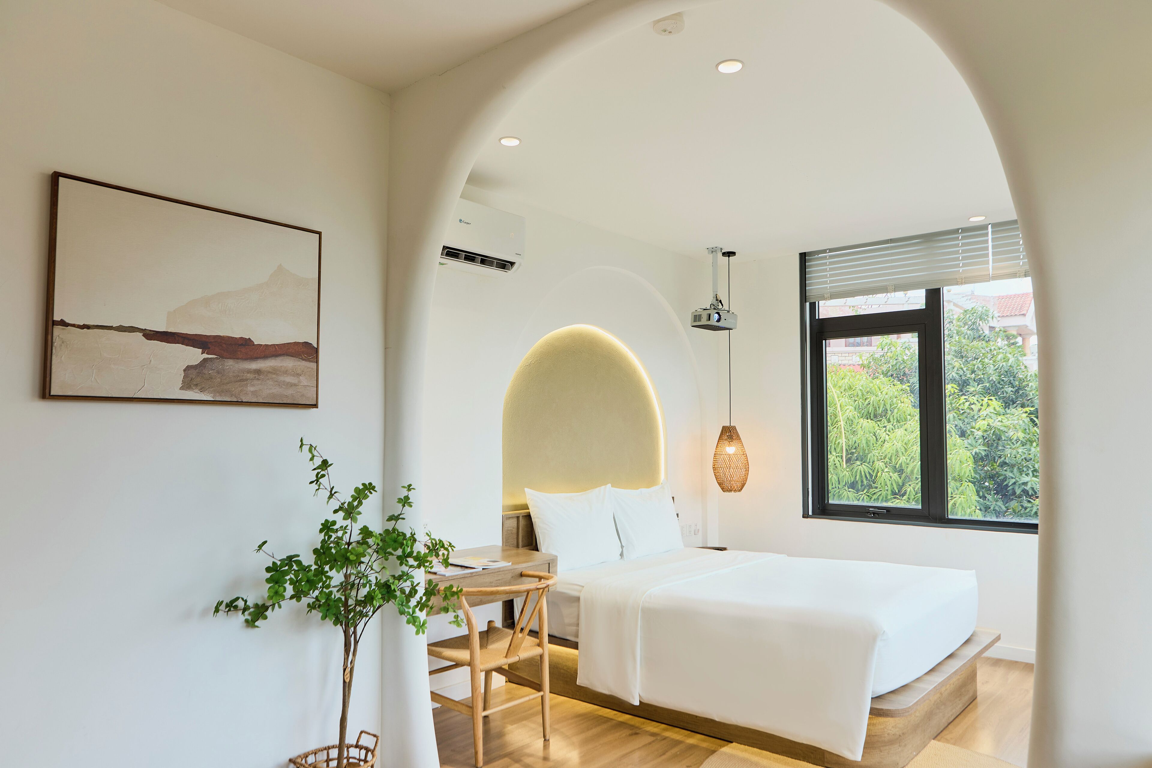 Dobbeltrom – deluxe | Dundyner, senger med Select Comfort-madrass, minibar og skrivebord