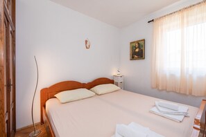 2 عدّة غرف نوم وواي فاي وملاءات أسرّة