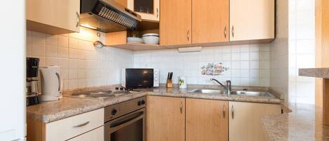 Køleskab, mikrobølgeovn, ovn, kogeplade