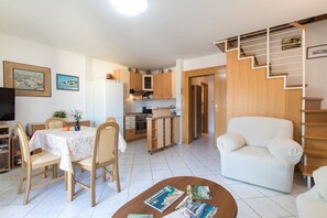 TV - Comfortable and spacious apartment on the 2nd floor. (Baska)