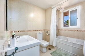 Secador de cabelo, toalhas de banho, sabonete, papel higiênico