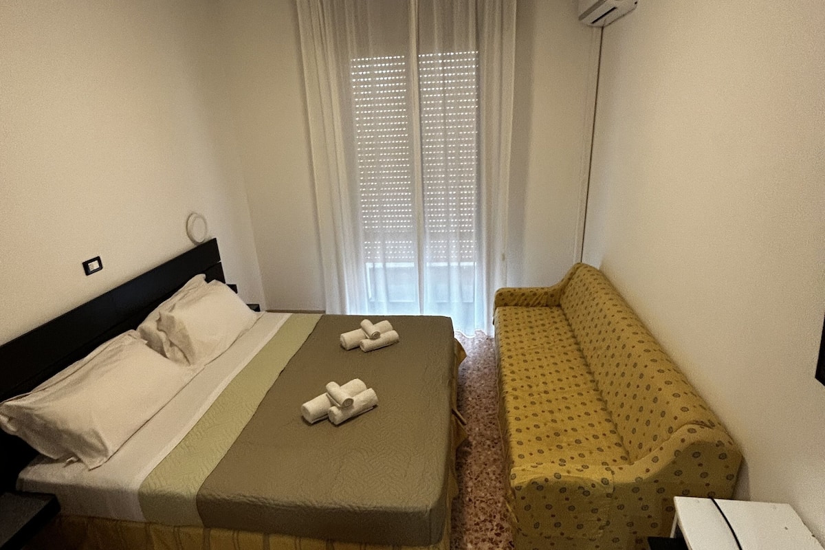 Kamar Triple, 1 Tempat Tidur Double dengan tempat tidur Sofa | Minibar, brankas, meja kerja, dan tirai kedap cahaya