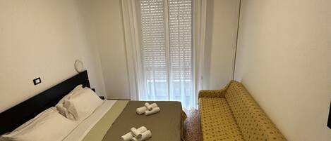 Quarto triplo, 1 cama de casal e sofá-cama | Frigobar, cofres nos quartos, escrivaninha, cortinas blackout