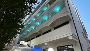A multi-story hotel with a sign reading "Hotel Portia." - Hotel Perla (Cesenatico)
