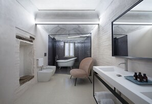 Suite – gallery | Bad | Toalettartikler (inkludert), hårføner, badekåper og tøfler