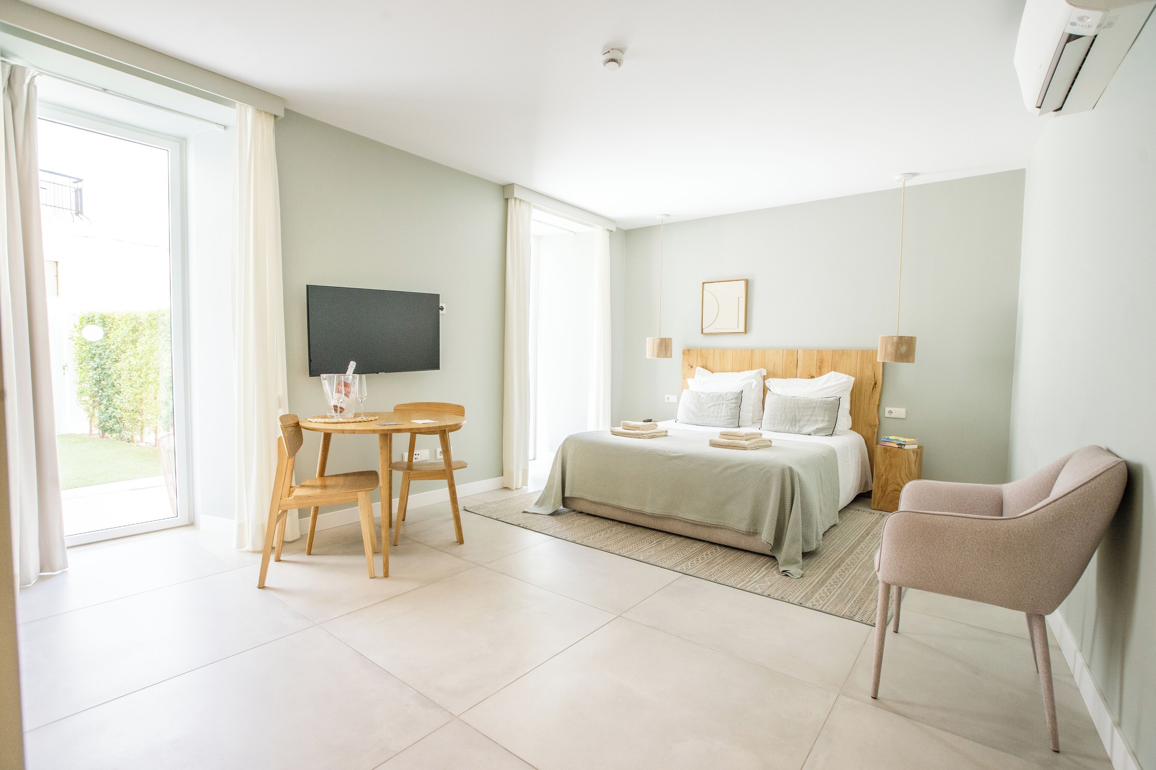 خزنة داخل الغرفة وستائر تعتيم وتجهيزات عازلة للصوت ومكواة/لوح كي