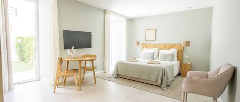 Comfort Studio | In-room safe, blackout drapes, soundproofing, iron/ironing board