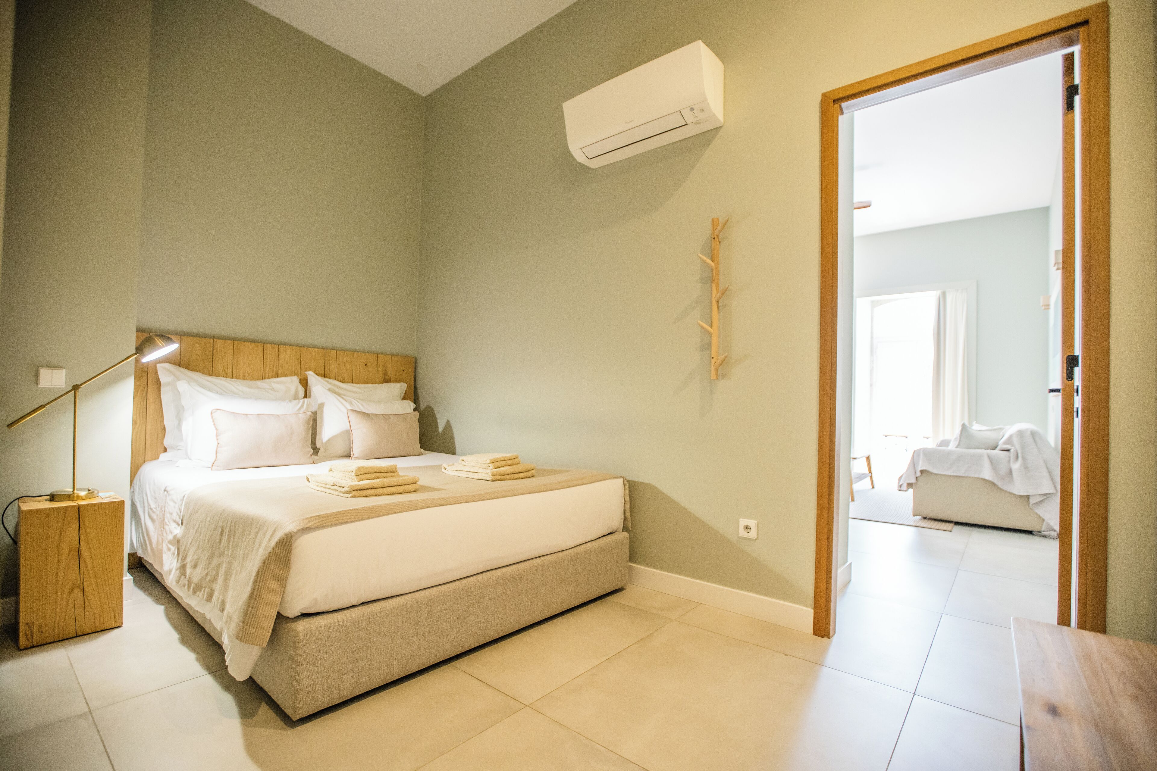 خزنة داخل الغرفة وستائر تعتيم وتجهيزات عازلة للصوت ومكواة/لوح كي