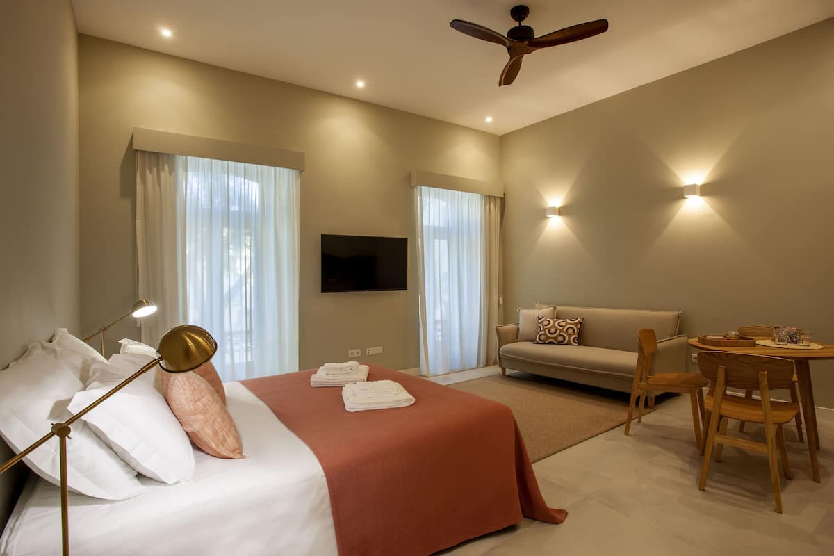 Comfort Studio | 1 bedroom, in-room safe, blackout drapes, soundproofing