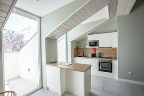 Exclusive Apartment, 1 Bedroom | Private kitchen | Fridge, microwave, oven, stovetop - Casa Margô (Lagos)