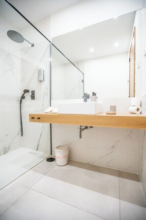 Studio Suite Superior | Kamar mandi | Shower, pancuran hujan, perlengkapan mandi gratis, dan pengering rambut