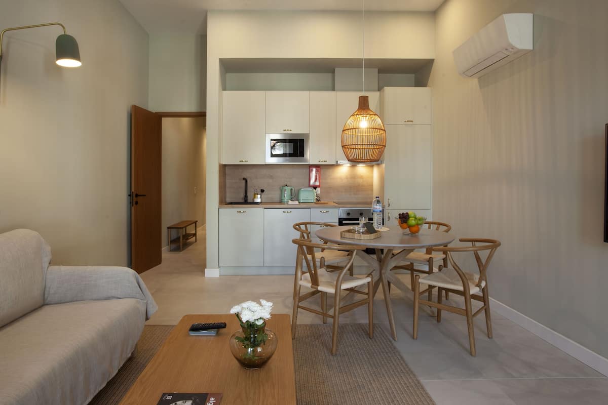 Superior Studio Suite | 1 bedroom, in-room safe, blackout drapes, soundproofing