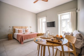 Comfort Studio | In-room safe, blackout drapes, soundproofing, iron/ironing board - Casa Margô (Lagos)