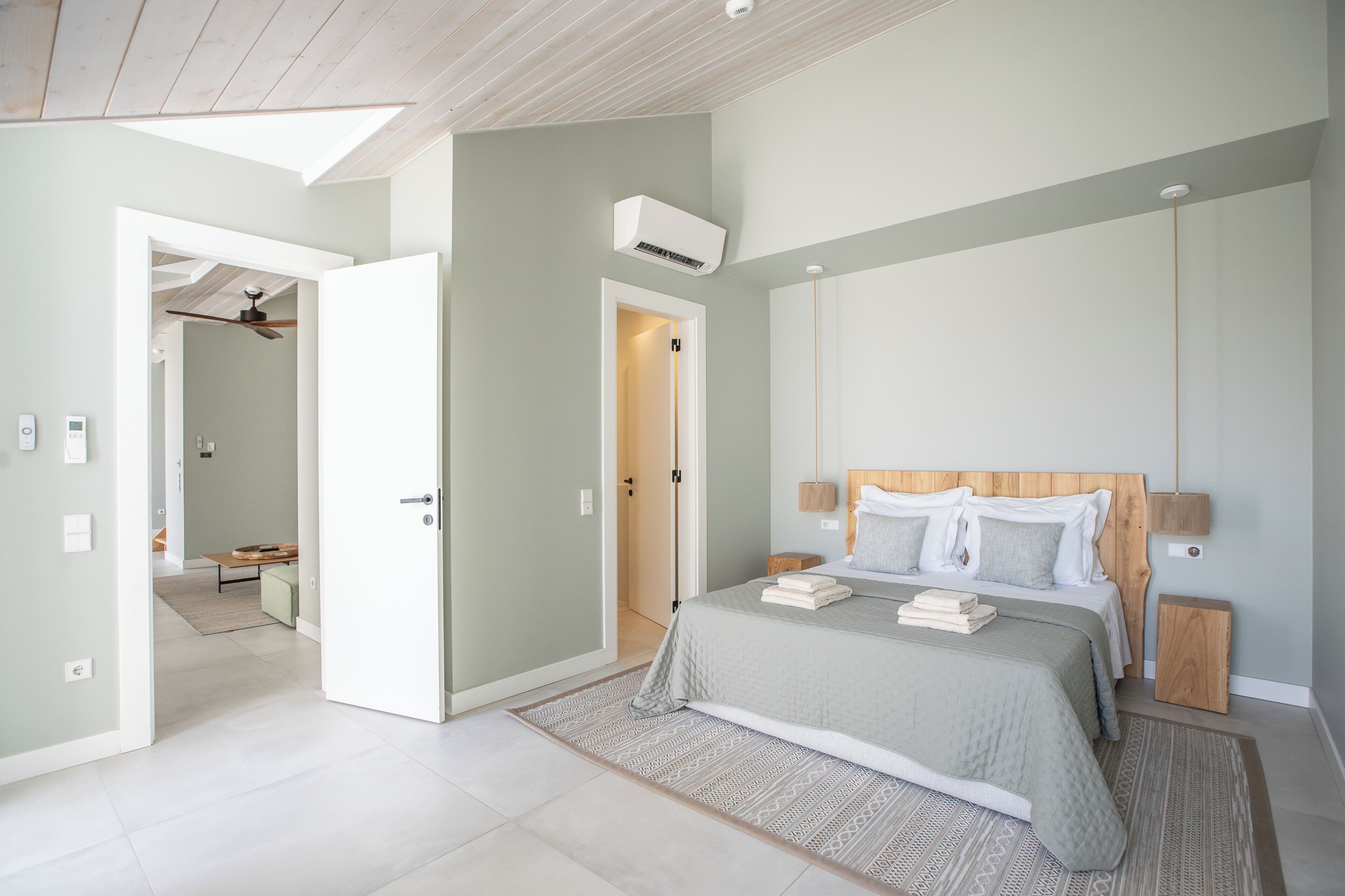 خزنة داخل الغرفة وستائر تعتيم وتجهيزات عازلة للصوت ومكواة/لوح كي