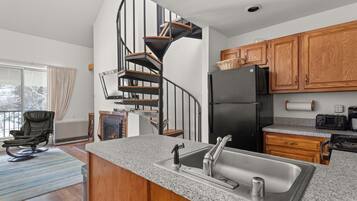 Condo, 2 habitaciones | Cocina privada | Refrigerador, horno, cafetera y tetera y tetera eléctrica