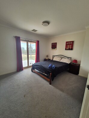6 bedrooms, iron/ironing board, WiFi, bed sheets