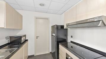 Een koelkast, een microgolfoven, een oven, een kookplaat