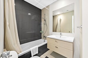 SĂšche-cheveux, serviettes fournies, shampoing, papier toilette
