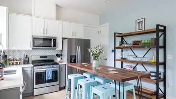 Jääkaappi, mikroaaltouuni, uuni, astianpesukone