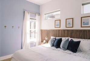 3 slaapkamers, een bureau, een strijkplank/strijkijzer, reisbedje