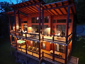 Outdoor dining - Luxe Cabin • 3 Kings, Hot Tub, Views • Blue Ridge (Epworth)