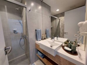 Departamento superior | Baño | Regadera y toallas 