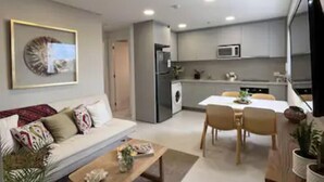 Apartamento estándar | Zona de estar | Una Smart TV