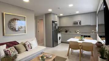 Standard Apartment | Ruang tamu | TV Pintar