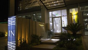Fachada del alojamiento - Noche