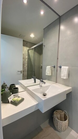 Appartement Sénior | Salle de bain | Douche, serviettes fournies