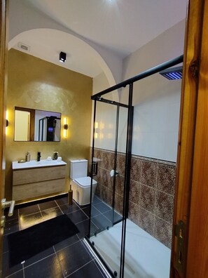 Dusche, kostenlose Toilettenartikel, Haartrockner, Handtücher
