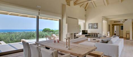 Smart TV, fireplace, ping pong, stereo