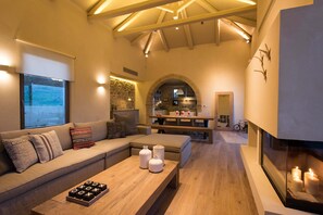 Smart-TV, Kamin, Tischtennisplatte, Stereoanlage