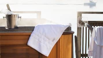 Sea Studio (Inc. Private Jacuzzi) | Con stile personalizzato, con arredamento individuale, tende oscuranti