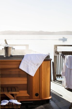 Sea Studio (Inc. Private Jacuzzi) | Individuell inredning, unika möbler och mörkläggningsgardiner