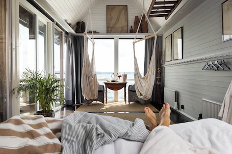 Decoración personalizada, muebles diferentes y cortinas blackout . Strandflickornas Husen vid Havet