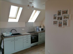 Fridge, oven, stovetop, coffee/tea maker - Appartement Avec Terrasse Privée Dans une Maison Alsacienne (Ingolsheim)