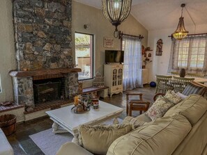 TV, fireplace - Casa Calma Villa (Kato Pteri)