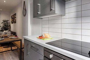 Fridge, oven, stovetop, cookware/dishes/utensils